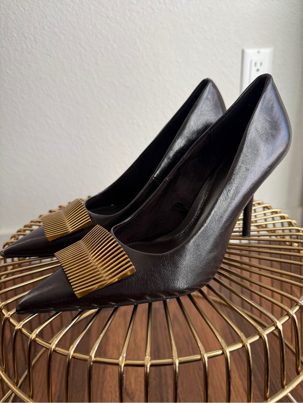 Brown pointed toe pumps with gold accent - Picture 3 of 8
